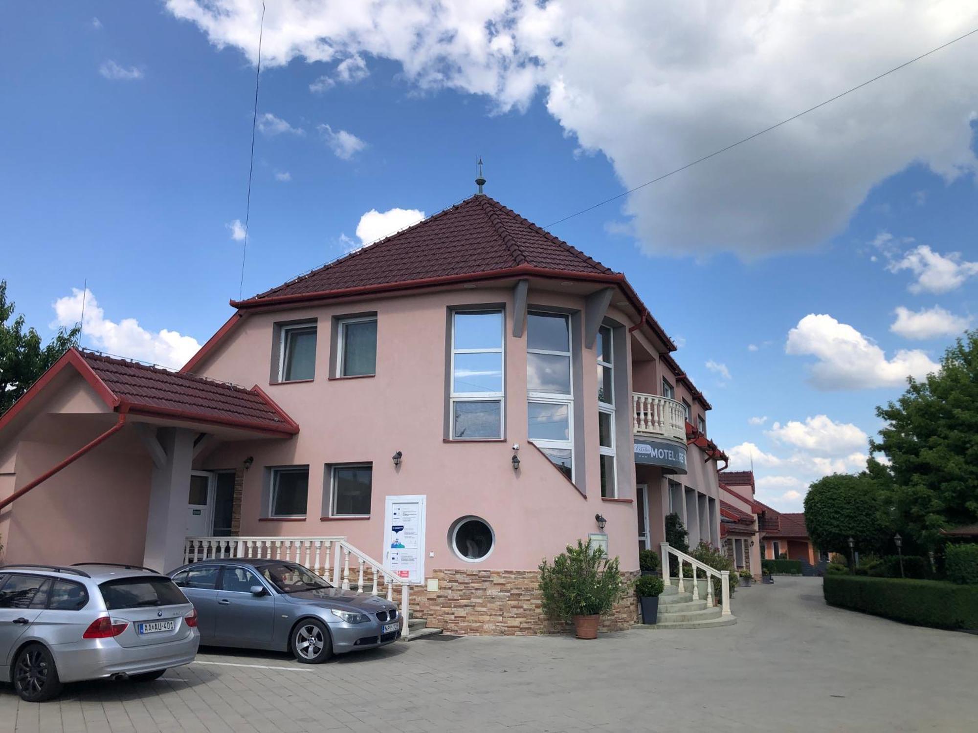 Katalin Motel&Étterem Berettyóújfalu Esterno foto